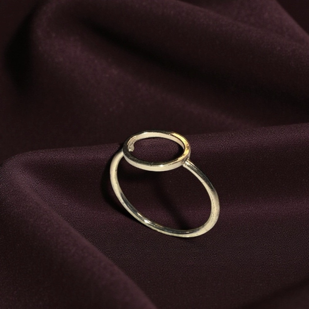 Elegant Gold Circle Ring